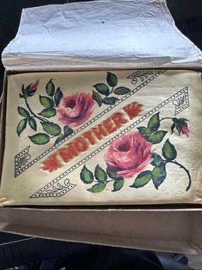NEW IN BOX VINTAGE HAND PAINTED MOTHER SATIN JEWELRY POUCH INSCRIPTON